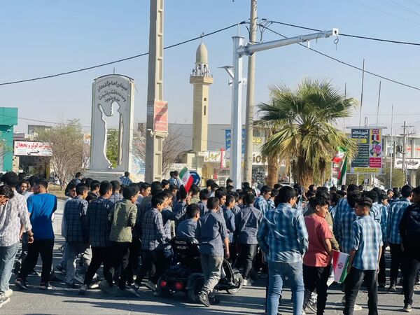 خروش دانش آموزان گله دار در راهپیمایی ۱۳ آبان۱۴۰۴