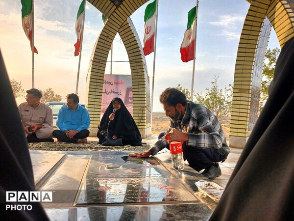 قرائت زیارت آل یاسین در جوار مزار شهدای گمنام