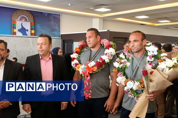 مراسم استقبال از دانش‌آموز مدال آور