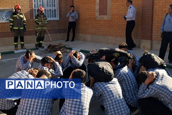 مراسم پدافند غیرعامل در دبیرستان بشارت بهارستان‌دو 