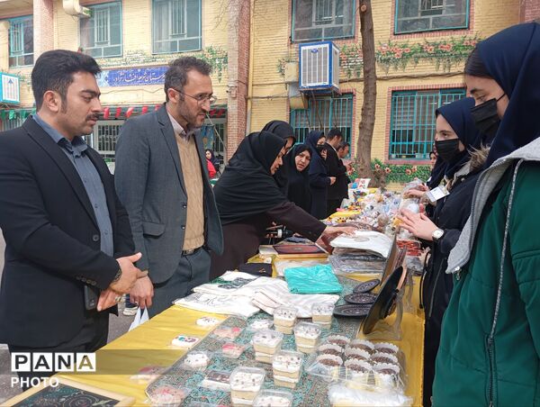 بازارچه کسب و کار دانش آموزی در دبیرستان افشار نژاد ناحیه پنج مشهد