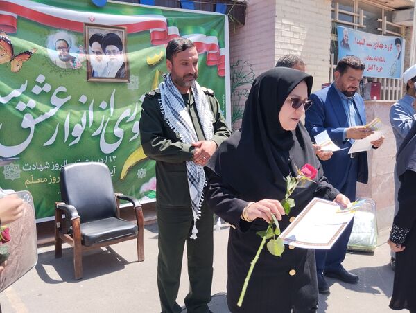 تجلیل از معلمان نمونه در مدرسه تقوا مشهد