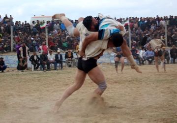 پهلوانان چوخه‌ پوش در گود امام مرشد گرد هم می‌آیند