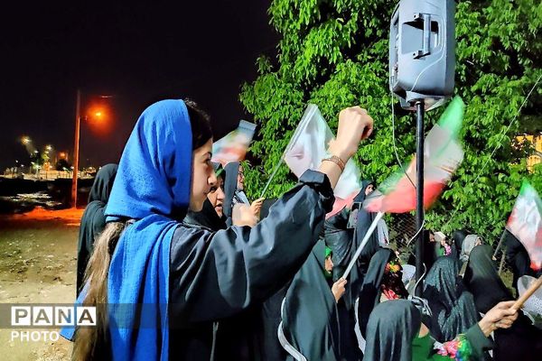 پرچم عزت را می‌بریم بالا 