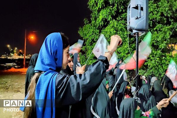 پرچم عزت را می‌بریم بالا 