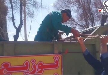 توزیع نهال  در پارک ملت شهرضا به مناسبت روز درختکاری