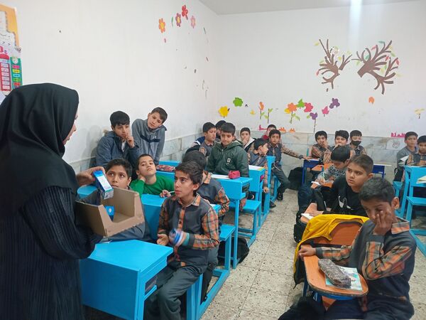 توزیع شیر گامی برای سلامت و نشاط دانش‌آموزان در دبستان شهید پسندیده فدافن 