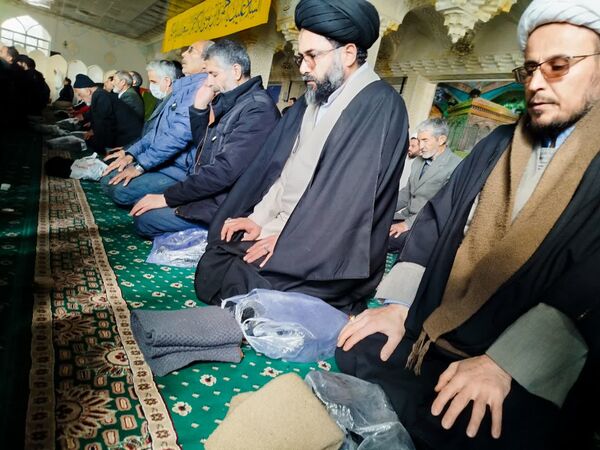 اقامه نماز جماعت بعد از  راهپیمایی در کاشمر 