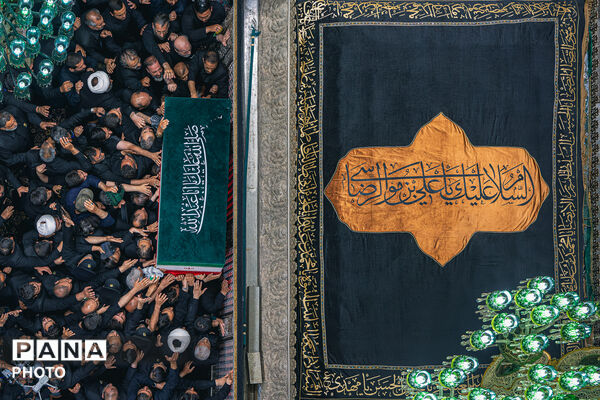 طواف پیکر رهبر شهید انقلاب بر گرد ضریح مطهر امام رضا علیه‌السلام