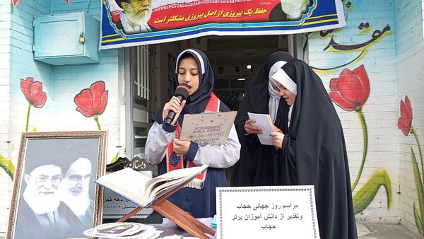 مراسم سالگرد و ورود امام خمینی(ره)و روز جهانی حجاب در دبستان ناهید نخودی 