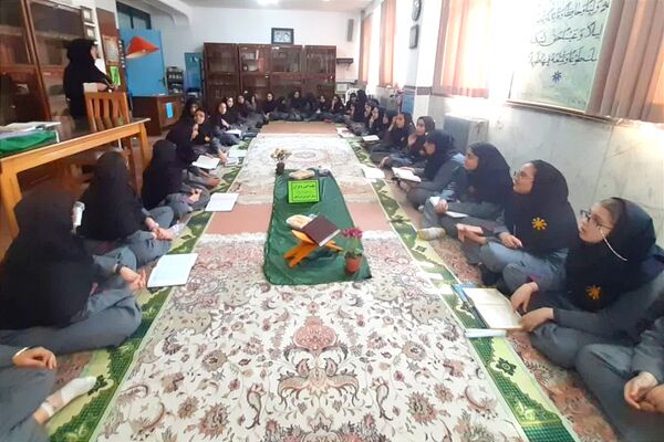 جلسه انس با قرآن و گفتمان دینی در دبیرستان فرزانگان قائمشهر