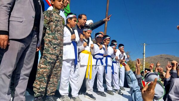 شکوه حضور دانش‌آموزان شهید مطهری در راهپیمایی ۱۳ آبان