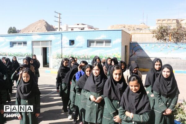 تجلیل مدیر آموزش‌وپرورش از دانش‌آموزان رتبه اول جشنواره نوجوان خوارزمی فیروزکوه