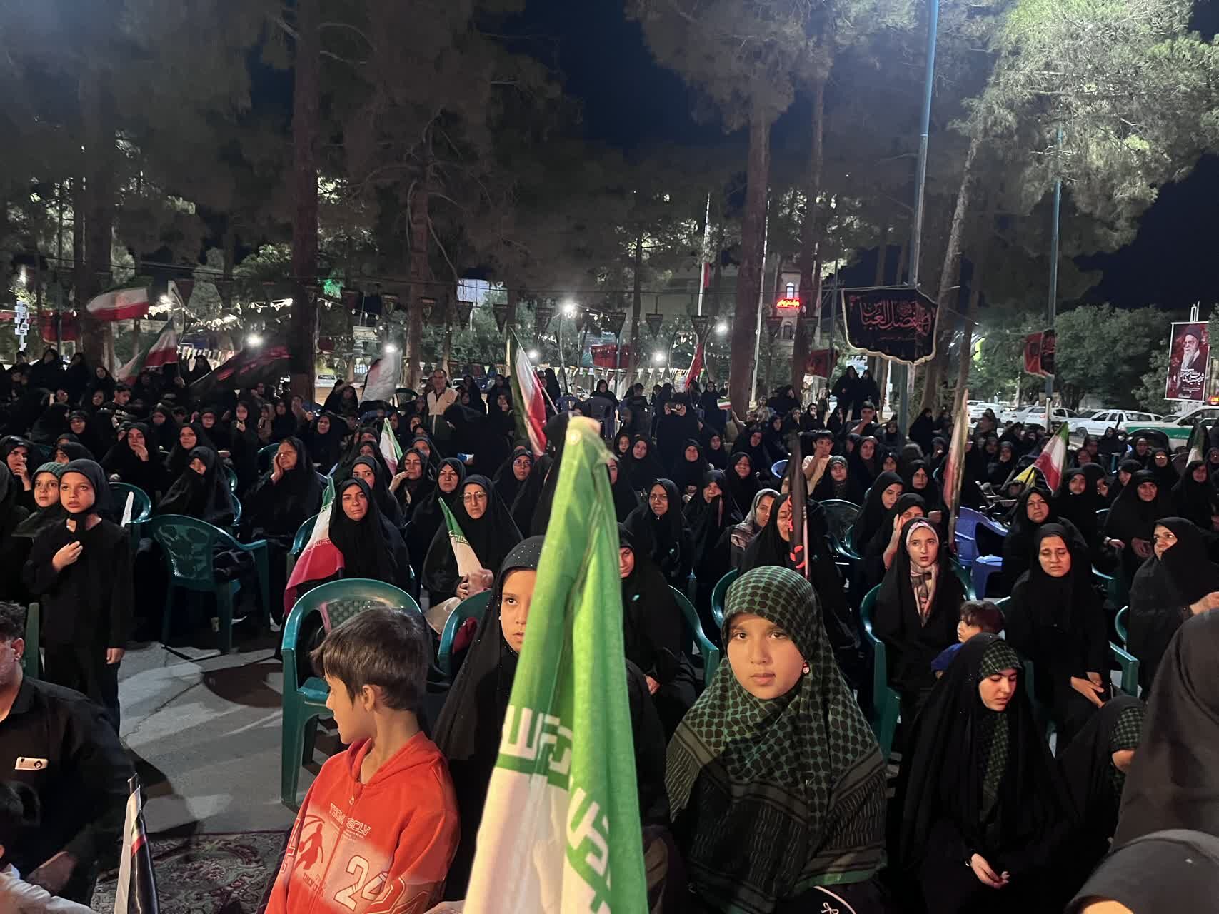 حضور پرشور نوجوانان ابرکوهی در تجمعات شبانه