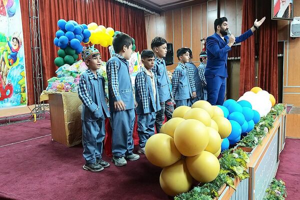 برگزاری جشن الفبای پسران دبستان شهدای غزه در کانون ملائک شهرستان قرچک با حضور گروه نمایشی روناک