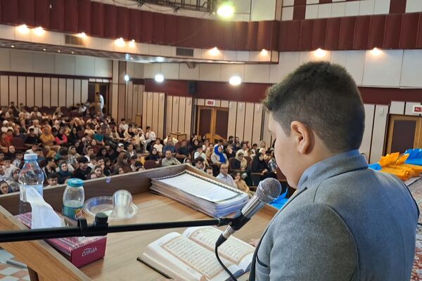 مراسم تجلیل از دانش‌آموزان برتر دبیرستان هیأت امنایی رازی ناحیه ۴شیراز