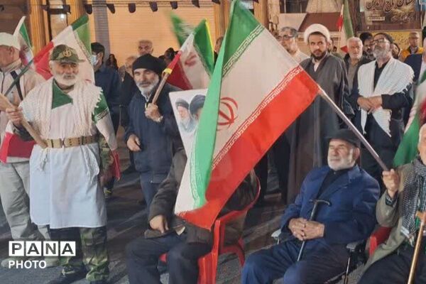 ایستادگی مردم فیروزکوه در هفتاد و سومین شب در میدان معلم فیروزکوه