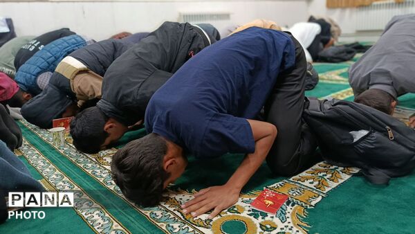برپایی جلسه هفتگی زیارت عاشورا در دبیرستان شاهد مالک اشتر 