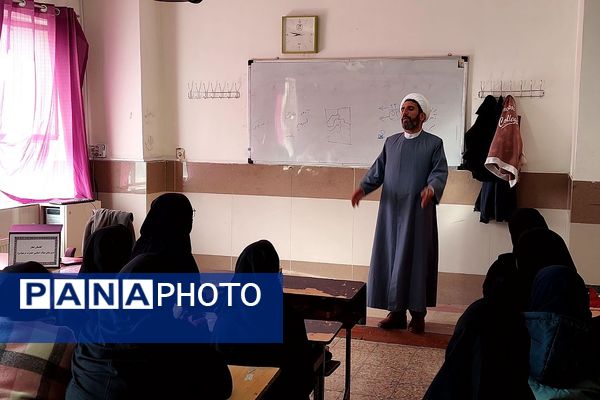 برگزاری کارگاه‌های آموزشی با حضور روحانیون گروه‌های جهادی در مدارس ناحیه دو شهرری 