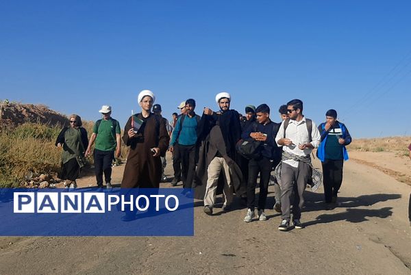  کاروان زائرین پیاده دانش‌آموزی در نیشابور