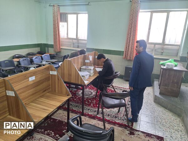بازدید مدیر آموزشگاه نمونه آیت‌الله خامنه‌ای از قرائت خانه این دبیرستان