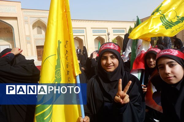 حضور پرشور دختران زینبی در تجمع دانش‌آموزی حمایت از جبهه مقاومت اسلامی