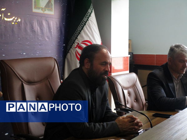 دیدار رئیس آموزش و پرورش ناحیه یک کرج با اعضای شورای دانش‌آموزی مدارس