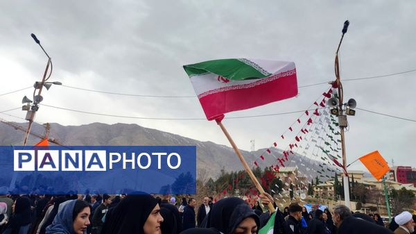 حضور گسترده مردم و دانش‌آموزان خرم‌آباد در جشن ۲۲ بهمن؛ جلوه‌ای از شور انقلابی و وحدت ملی