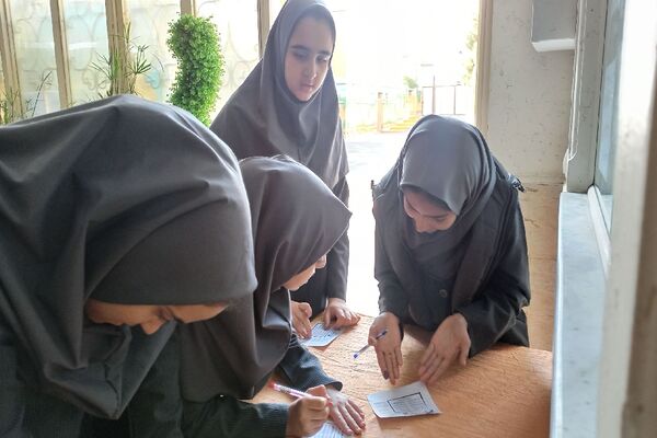 حضور پر شور دانش‌آموزان در انتخابات شورای دانش‌آموزی دبیرستان دخترانه ۱۳ آبان