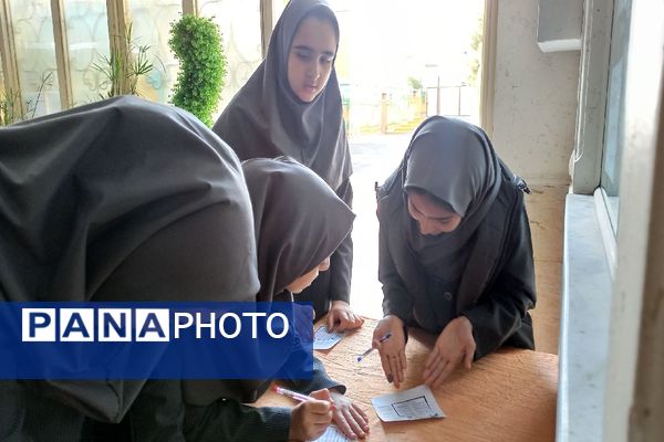 حضور پر شور دانش‌آموزان در انتخابات شورای دانش‌آموزی دبیرستان دخترانه ۱۳ آبان