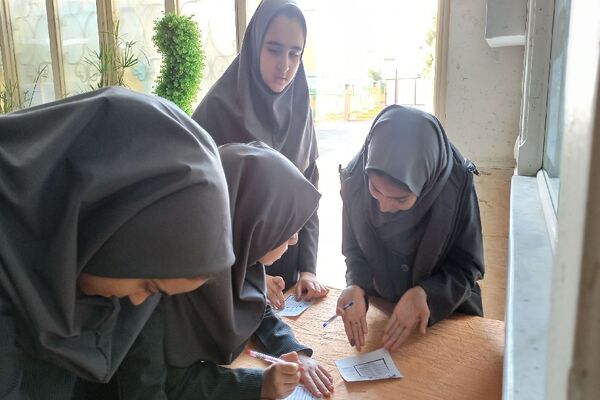 حضور پر شور دانش‌آموزان در انتخابات شورای دانش‌آموزی دبیرستان دخترانه ۱۳ آبان