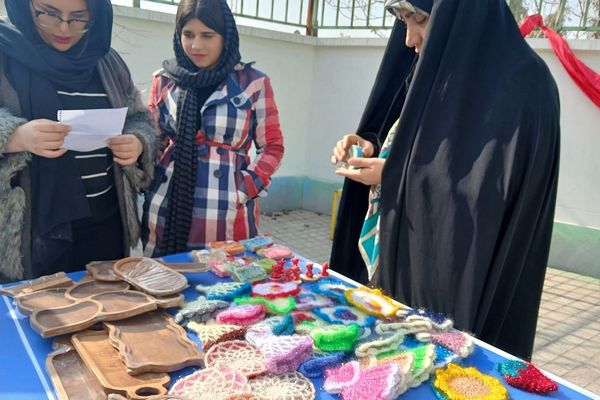 بازارچه فروش دبیرستان و هنرستان حدیث کسا ری یک به مناسبت دهه فجر