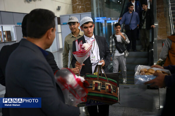 استقبال از کاروان عمره‌گذار دانش‌آموزی از سکوی پروازی تهران