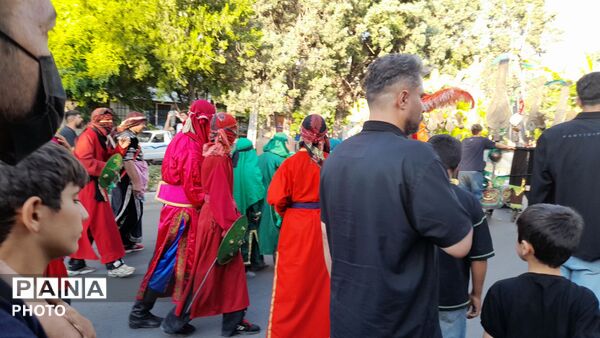 اجتماع باشکوه مردم در آیین عزاداری عصر عاشورای حسینی
