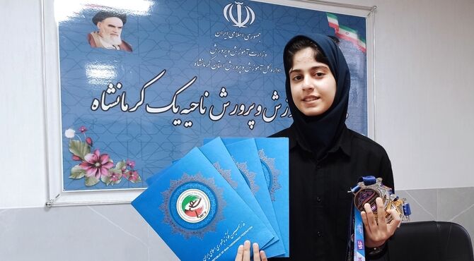 تجلیل از دانش‌آموز قهرمان برتر کشور در ناحیه یک کرمانشاه