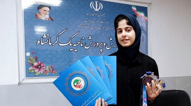 تجلیل از دانش‌آموز قهرمان برتر کشور در ناحیه یک کرمانشاه