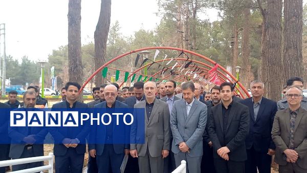 بازدید معاون رئیس جمهور و ریاست سازمان برنامه و بودجه کشور از مشاغل صنایع دستی و نان شهرستان برخوار در پارک آزادگان شهر حبیب آباد