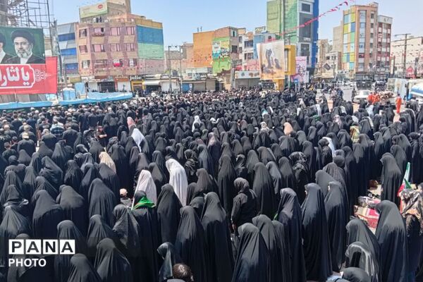 نماز ظهر عاشورا در میدان امام خامنه‌ای