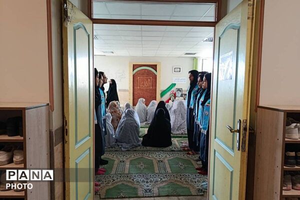 اقامه نماز جماعت و تجلیل از دانش آموزان برتر کنگره قرآنی سمپاد در دبیرستان فرزانگان قرچک
