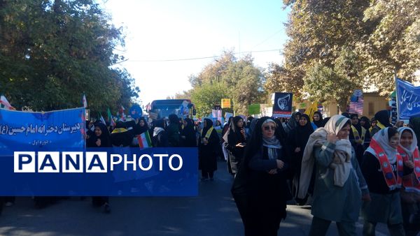 حضور پرشور دانش‌آموزان در راهپیمایی روز ۱۳ آبان