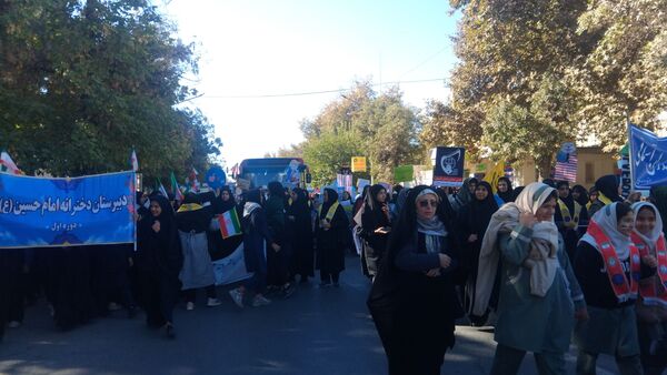 حضور پرشور دانش‌آموزان در راهپیمایی روز ۱۳ آبان