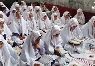 برگزاری نماز جماعت دانش‌آموزان دبستان نسیبه شاهرود در مسجد موس بن جعفر (ع)