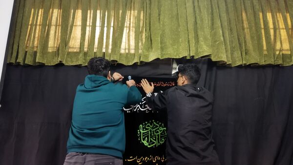 آماده‌سازی نمازخانه دبیرستان شاهد برای استقبال از شهید گمنام
