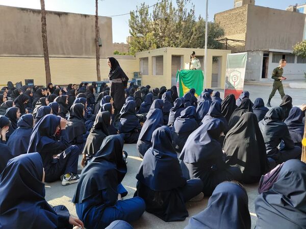 امنیت از کلاس تا خیابان؛ پلیس در جمع دانش‌آموزان بهادری