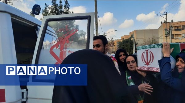 وداع دانش‌آموزان دبیرستان فرهنگیان ناحیه ۷ با شهید گمنام 