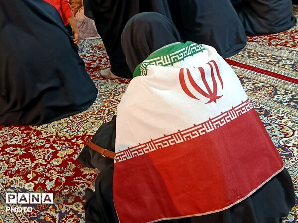 حضور اقشار مختلف مردم در مراسم اربعین رهبر شهید 
