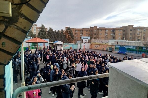 تجلیل از دانش آموزان ممتاز دبیرستان عطیه 