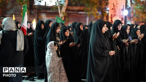 نماز استغاثه به امام زمان (عج) در شصت و دومین قرار عاشقانه، میدان امام خمینی(ره) شهرستان کوهدشت