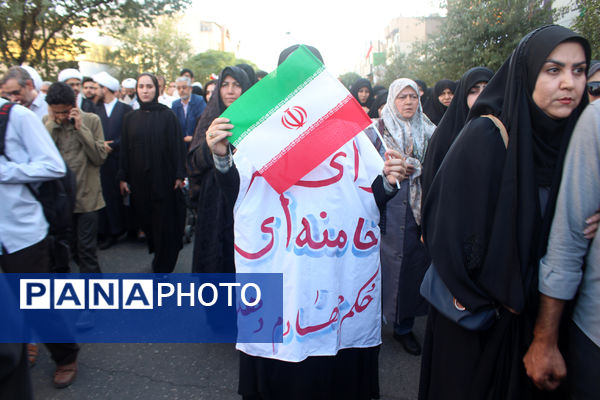 جلوه‌های حماسی از حضور نوجوانان قمی در مراسم تشییع شهدا 