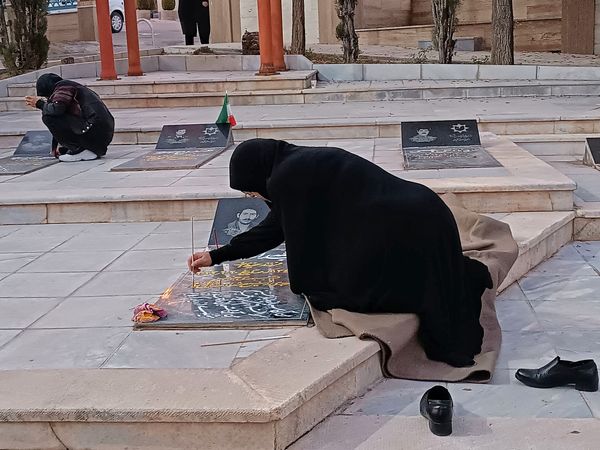 دختران شاهد فاطمه‌زهرا(س) در گلزار شهدا، قبور مطهر را به رنگ عشق آراستند